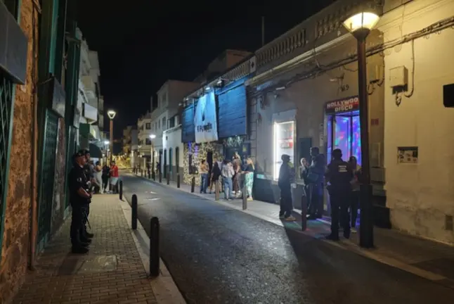 Policías locales de Arrecife en una zona de ocio