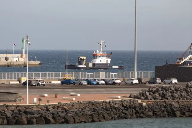 El buque remolcador Zwerver ha atracado en el puerto de Los Mármoles&nbsp; EFE/ Adriel Perdomo