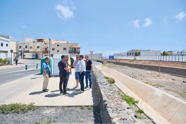 El alcalde con los técnicos y vecinos