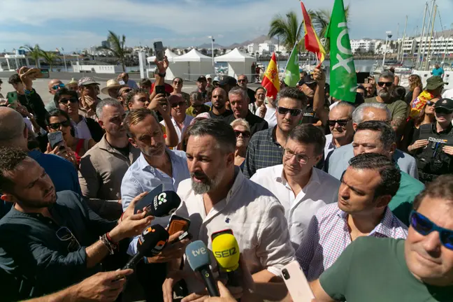 El presidente de Vox, Santiago Abascal, atiende a los periodistas en el puerto de Arrecife ( EFE/Adriel Perdomo