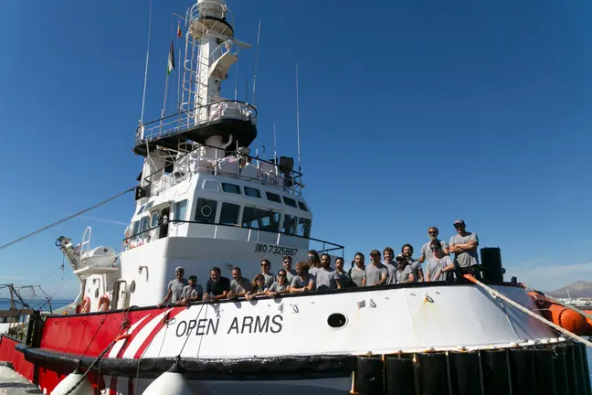 Tripulantes del barco de la ONG Open Armas en el puerto de Arrecife. EFE/Adriel Perdomo