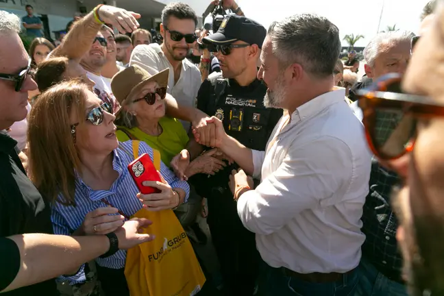 En la imagen, Abascal saluda a simpatizantes de su partido el puerto de Arrecife (Lanzarote), donde se encuentra estos días el barco Open Arms. EFE/Adriel Perdomo