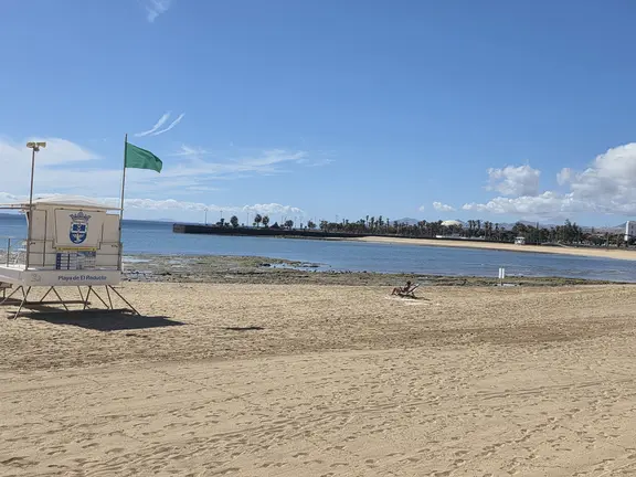 La playa de El Reducto se reabre al baño. Imagen de este viernes 31 de octubre  (2)