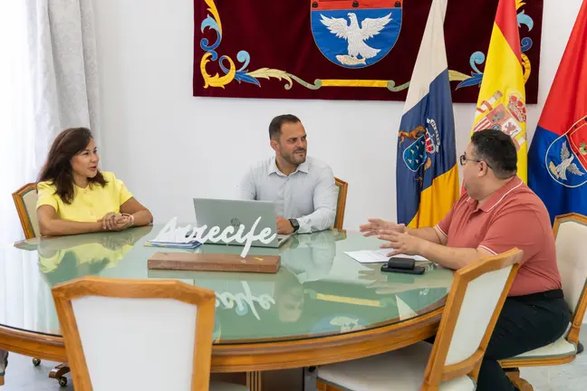 El alcalde de Arrecife Yonathan de León junto a la Dra. Durán y el Dr. Sánchez Camejo , integrantes del Comité Organizador del BootCamp  (1)
