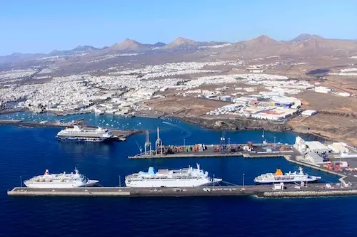 Imagen aérea del puerto de Arrecife antes de la construcción del dique sur