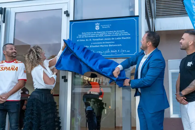 El olímpico arrecifeño José Carlos Hernández  y el luchador de la UFC, Hecher Sosa, acompañan al alcalde y la concejala de Deportes en el descubrimiento de la placa de reapertura  1
