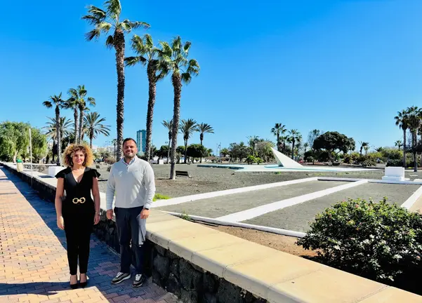 El alcalde de Arrrecife y la concejala de Turismo, Comercio y Deportes, junto al Parque Temático, cuyas obras están unidas a la concesión del suelo por Costas 