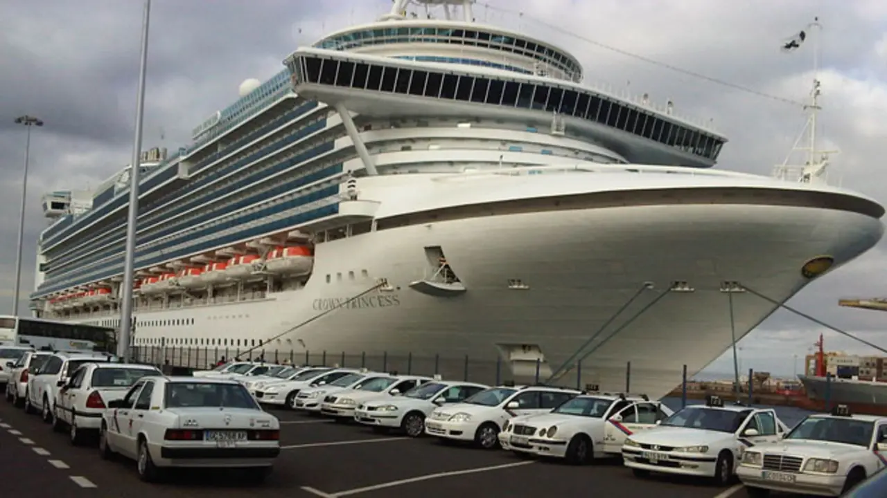 Taxis en el muelle. Imagen de archivo.
