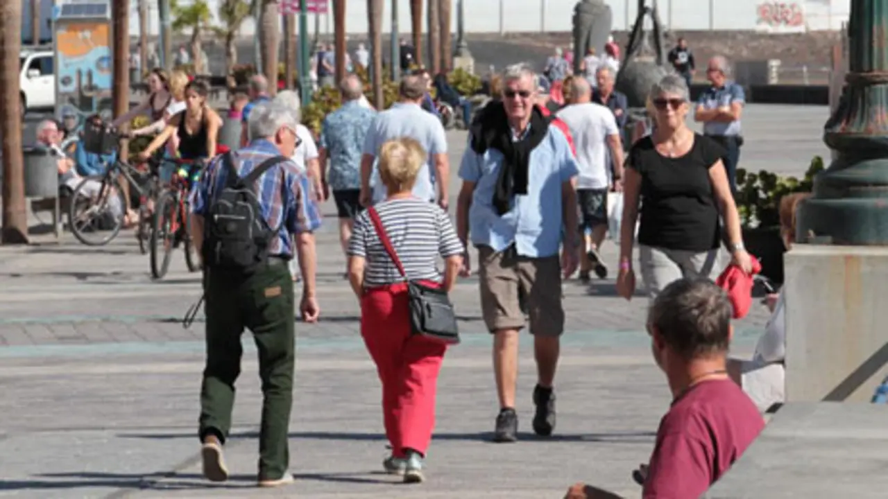 Gente paseando por Arrecife.