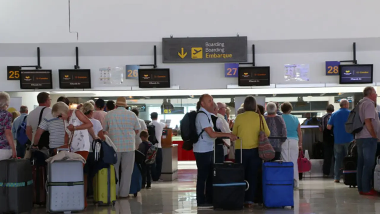 Turistas en el aeropuerto. Imagen de archivo.