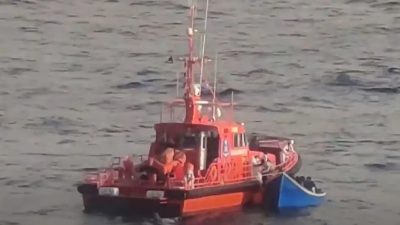 Salvamar auxiliando una patera (FOTO: Archivo)