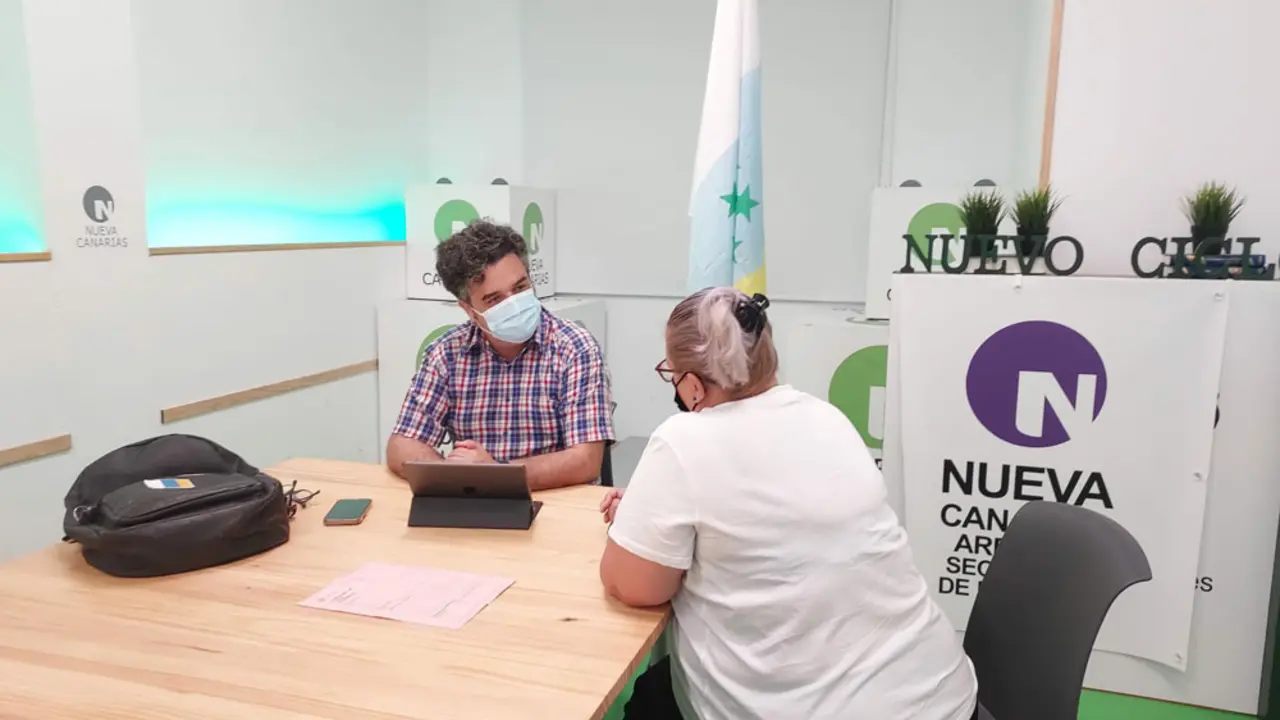 Armando Santana y la representante de los internos