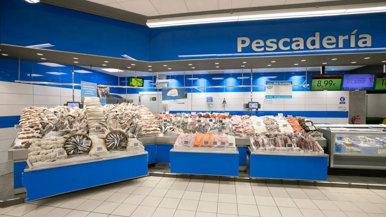 Sección de pescadería de un establecimiento Hiperdino