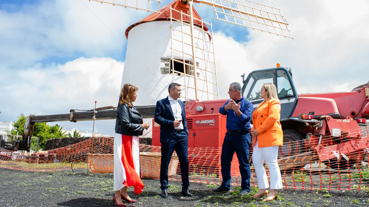 Oswaldo Betancort y tres de sus concejales, posan junto al molino