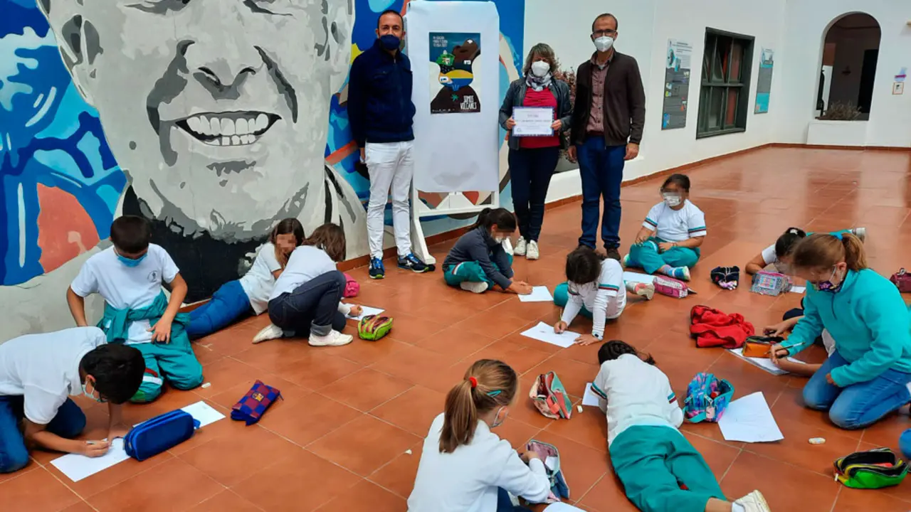 Alumnado del CEIP César Manrique  dibujando para la actual edición