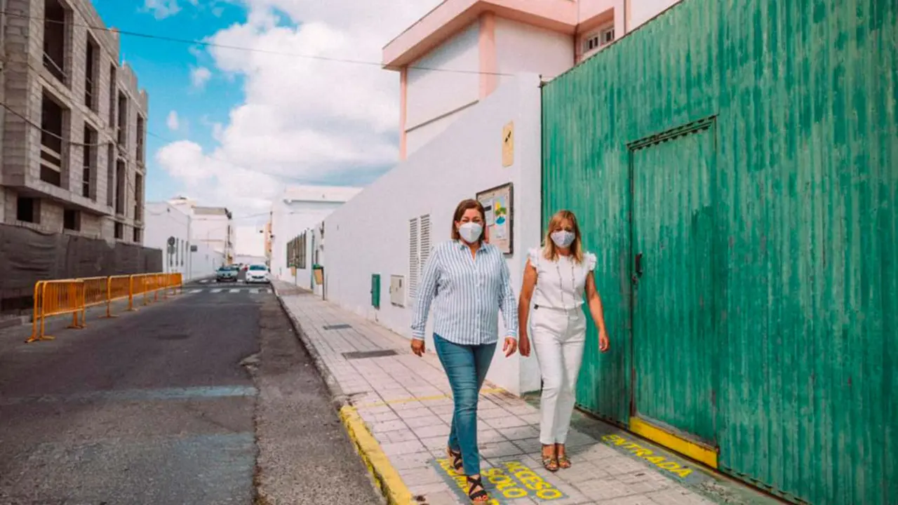 La alcaldesa y la concejal de Educación de Arrecife, junto al colegio