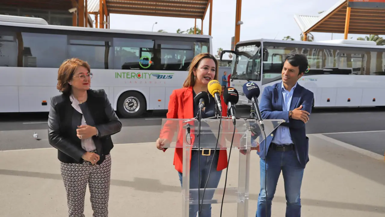 Un momento de la presentaci&oacute;n de las nuevas guaguas