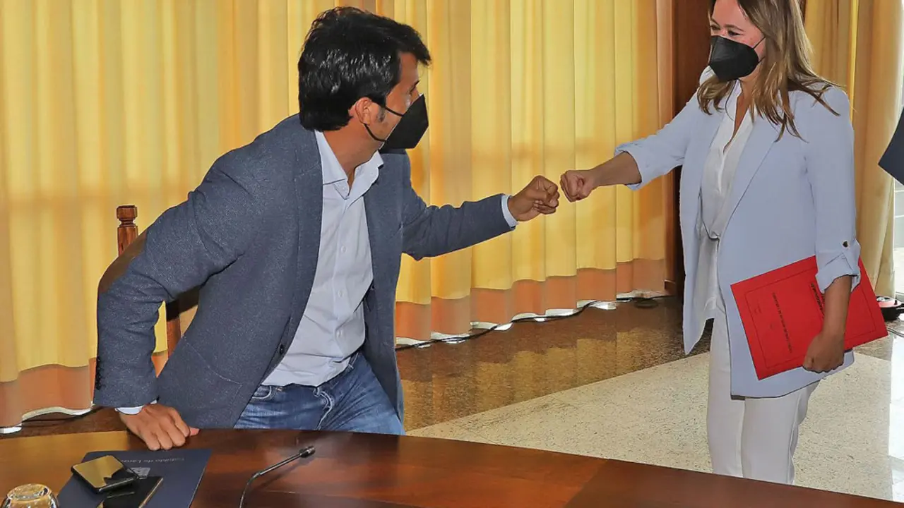 Marcos Bergaz, consejero de Transportes del Cabildo, saluda a la presidenta María Dolores Corujo