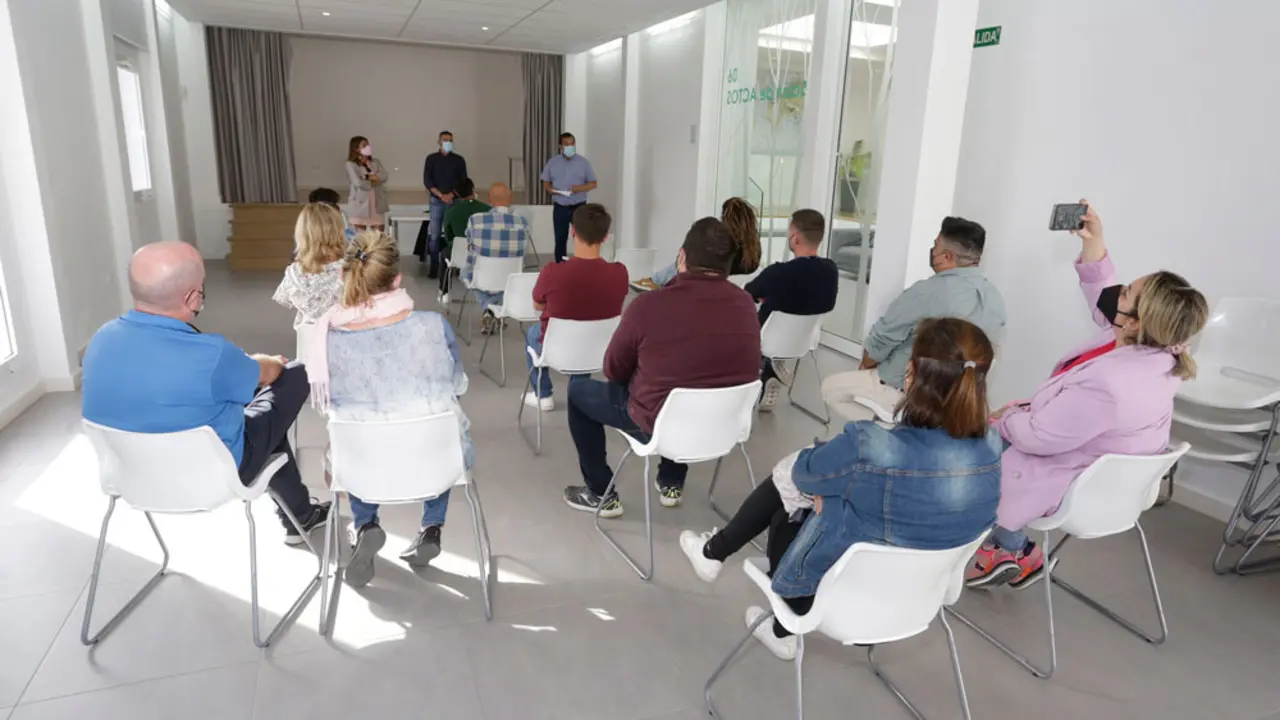 Un momento de la reunión entre representantes del ayuntamiento y comerciantes