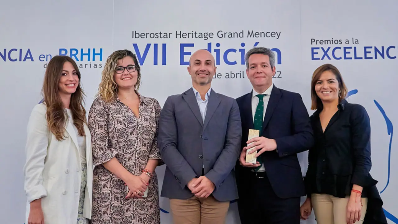 Posado tras la entrega del galard&oacute;n