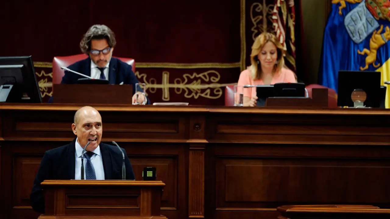 Pedro Viera durante una intervenci&oacute;n en el Parlamento de Canarias
