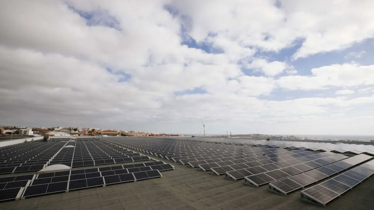 Instalación-de-autoconsumo-fotovoltaico-en-el-centro-logístico-de-HiperDino-en-Telde-(Gran-Canaria)