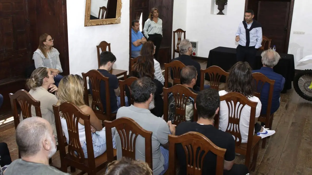 Reunión comerciantes y alcalde de Teguise