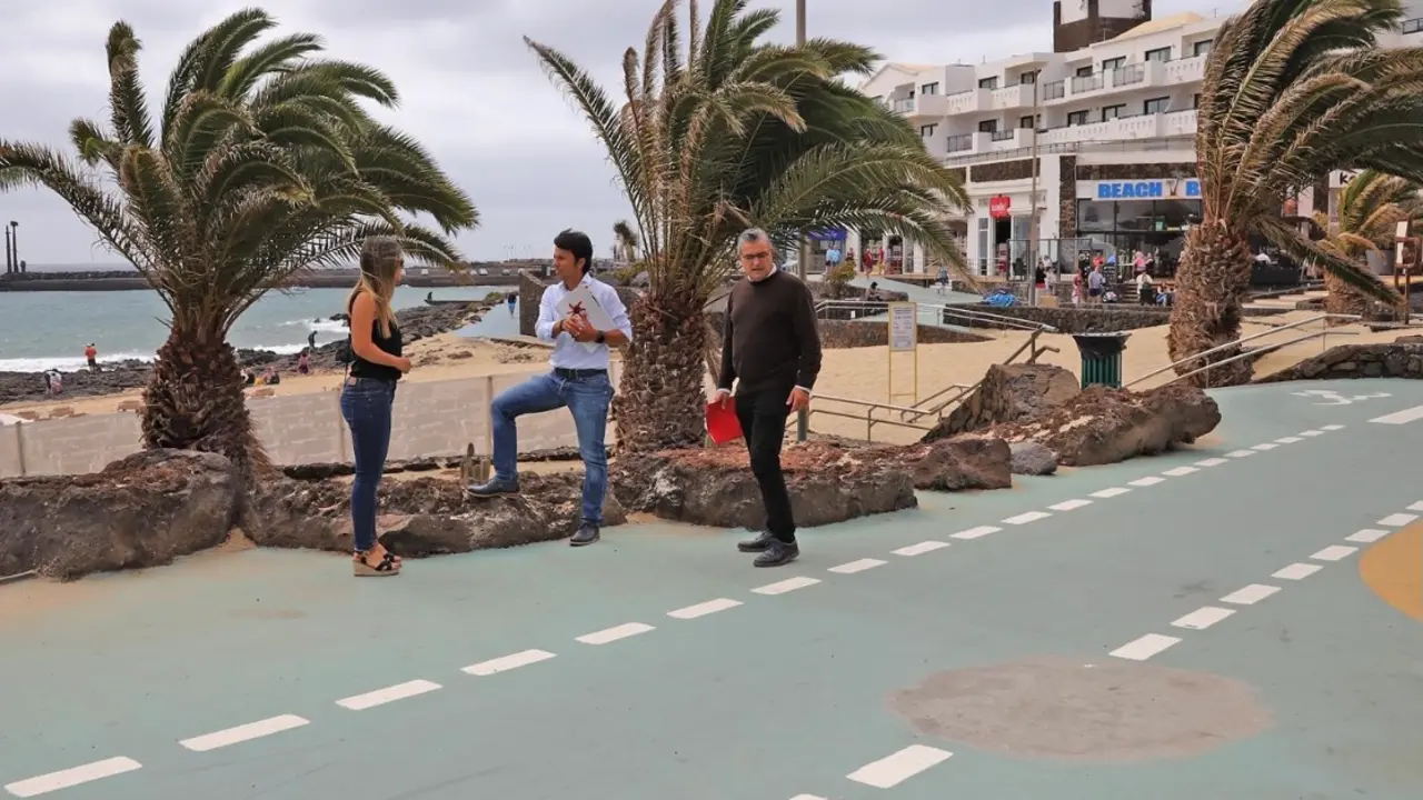 Marcos Bergaz y dos de sus compañeros de grupo, en Costa Teguise