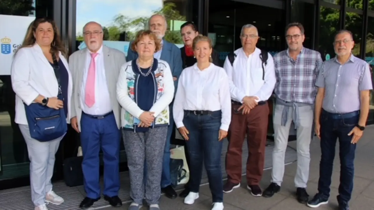 Representantes de las asociaciones de prensa en Canarias, tras registrar la solicitud