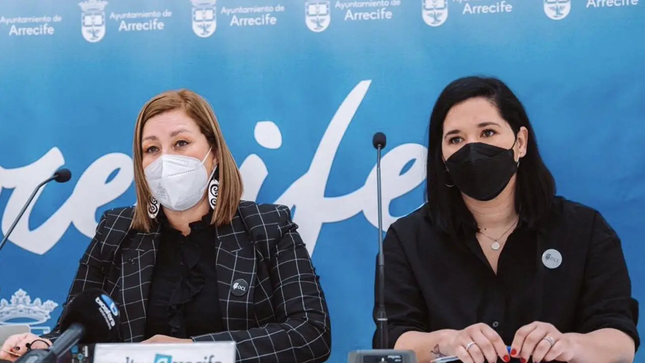 Alcaldesa y concejala en el pleno de Arrecife