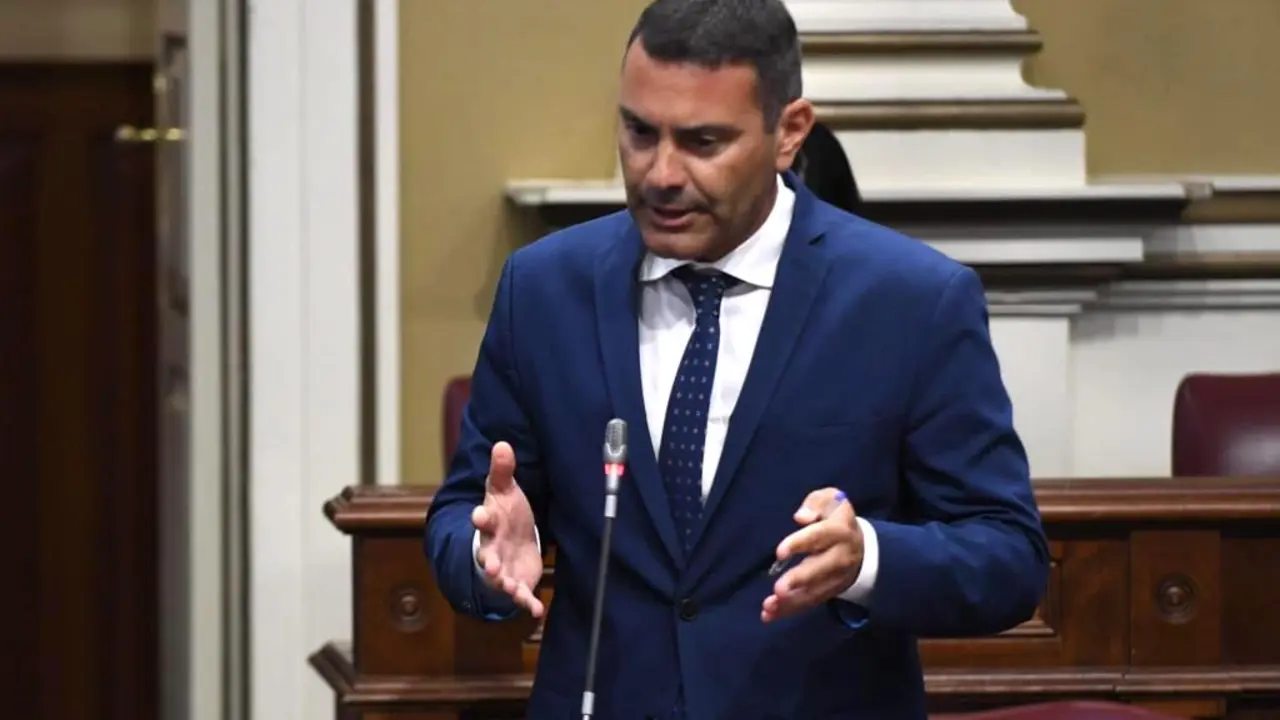 Oswaldo Betancort en el Parlamento de Canarias