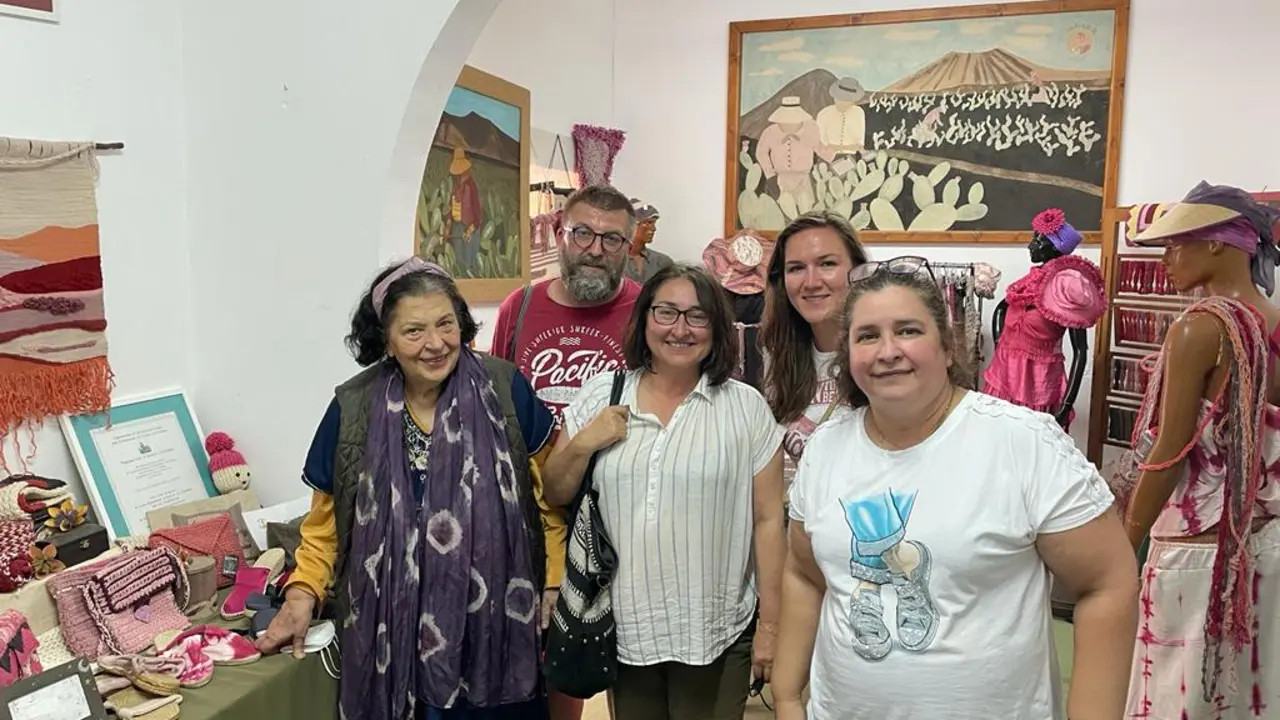 Chana Perera junto a miembro de la Universidad Checa