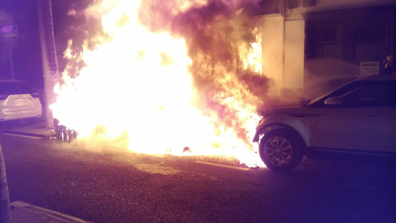 El incendio afectó a una vivienda y varios vehículos