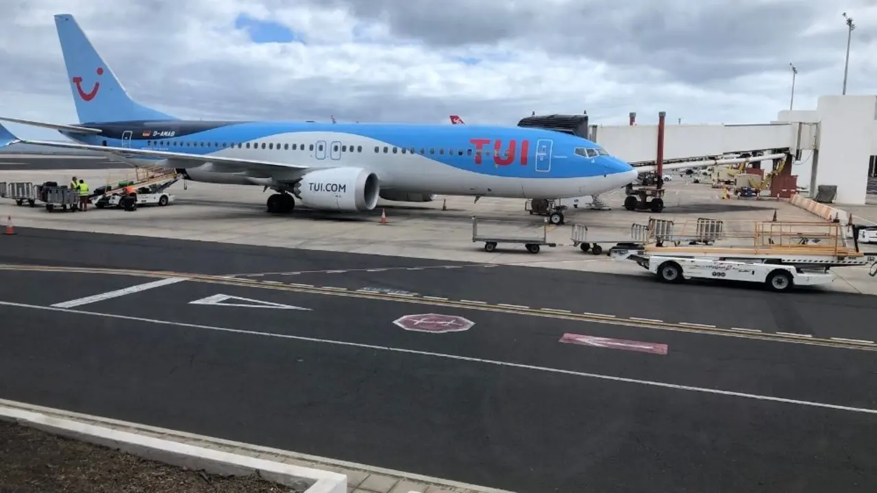 Avión de TUI en el aeropuerto César Manrique-Lanzarote
