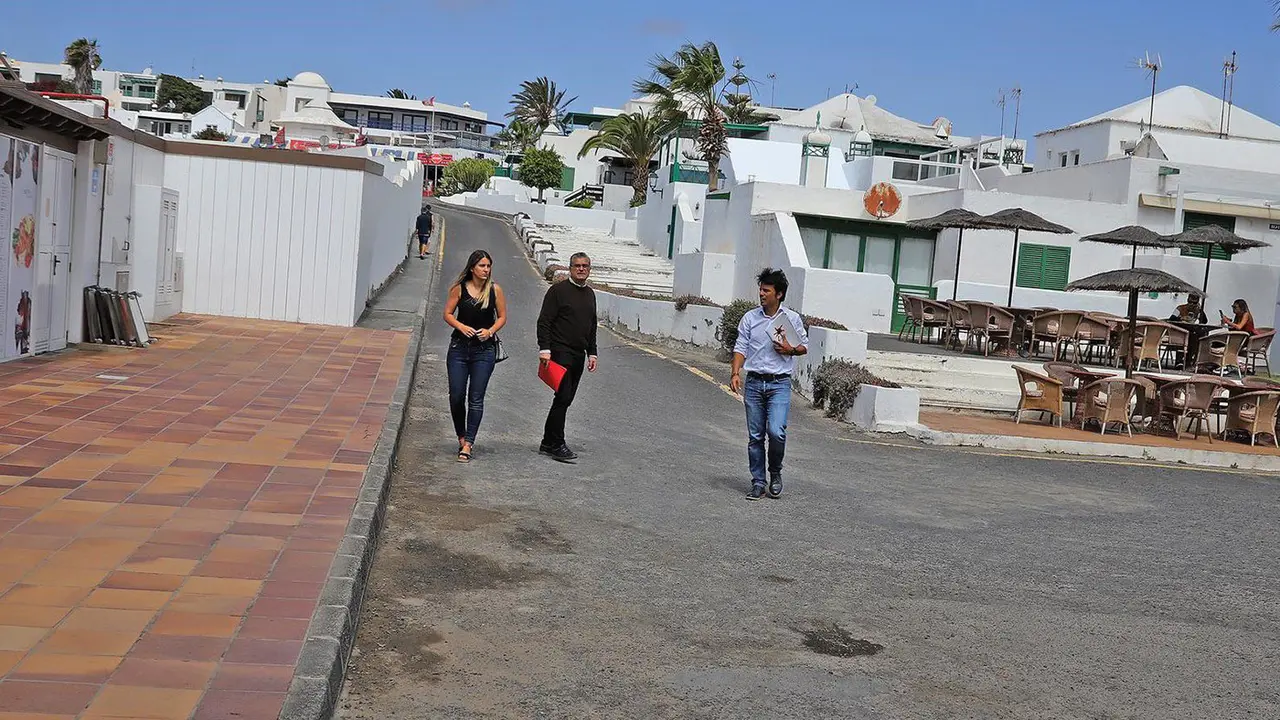 Marcoz Bergaz, a la derecha, junto a Jaime Guerra y Jenifer Galán, todos ellos del PSOE Teguise