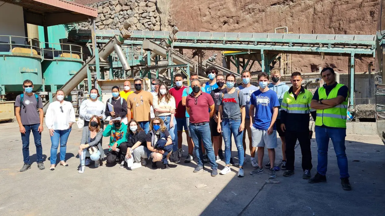 Alumnos en el Complejo Medioambiental de Zonzamas