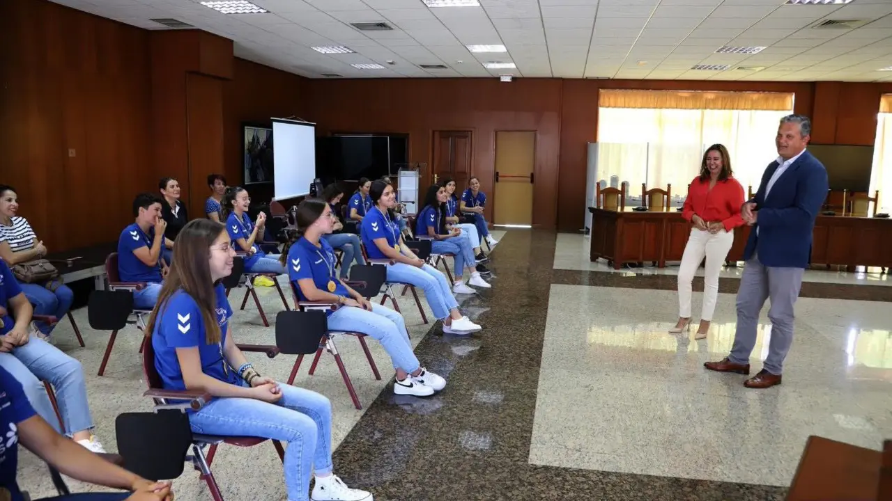 El Cabildo recibe a las campeonas de balonmano