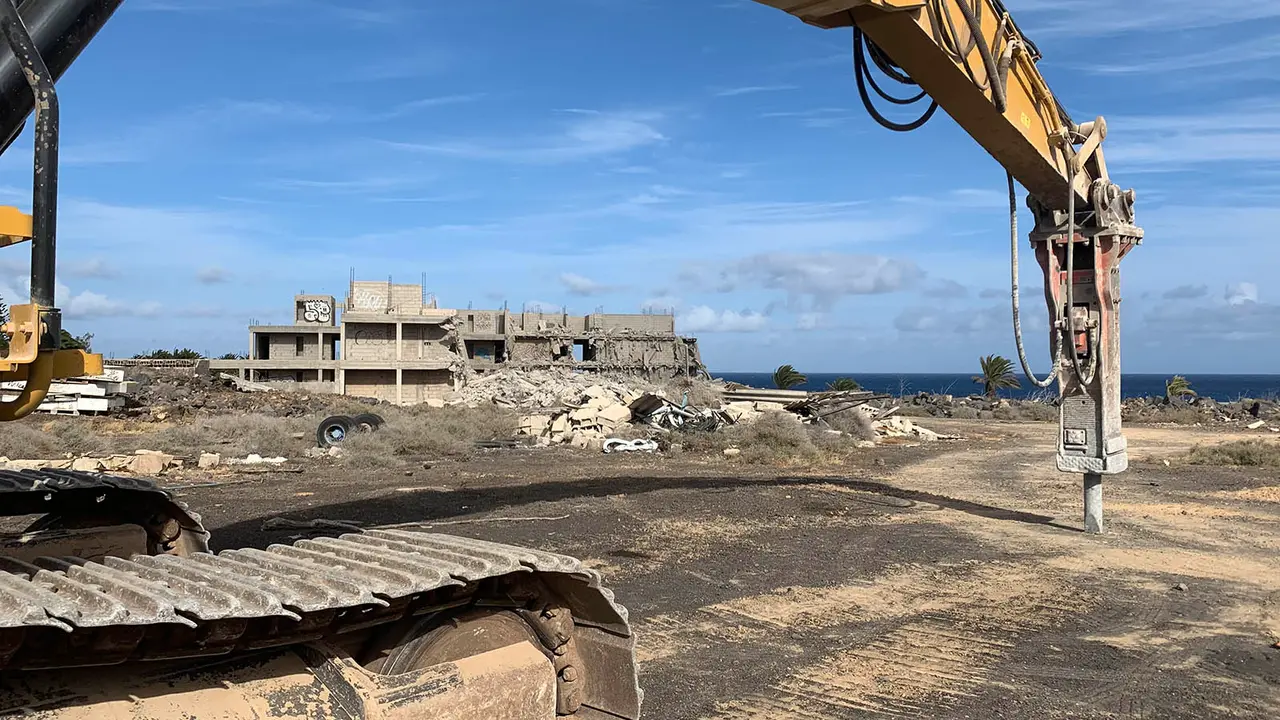 Derribo del primer esqueleto en Costa Teguise