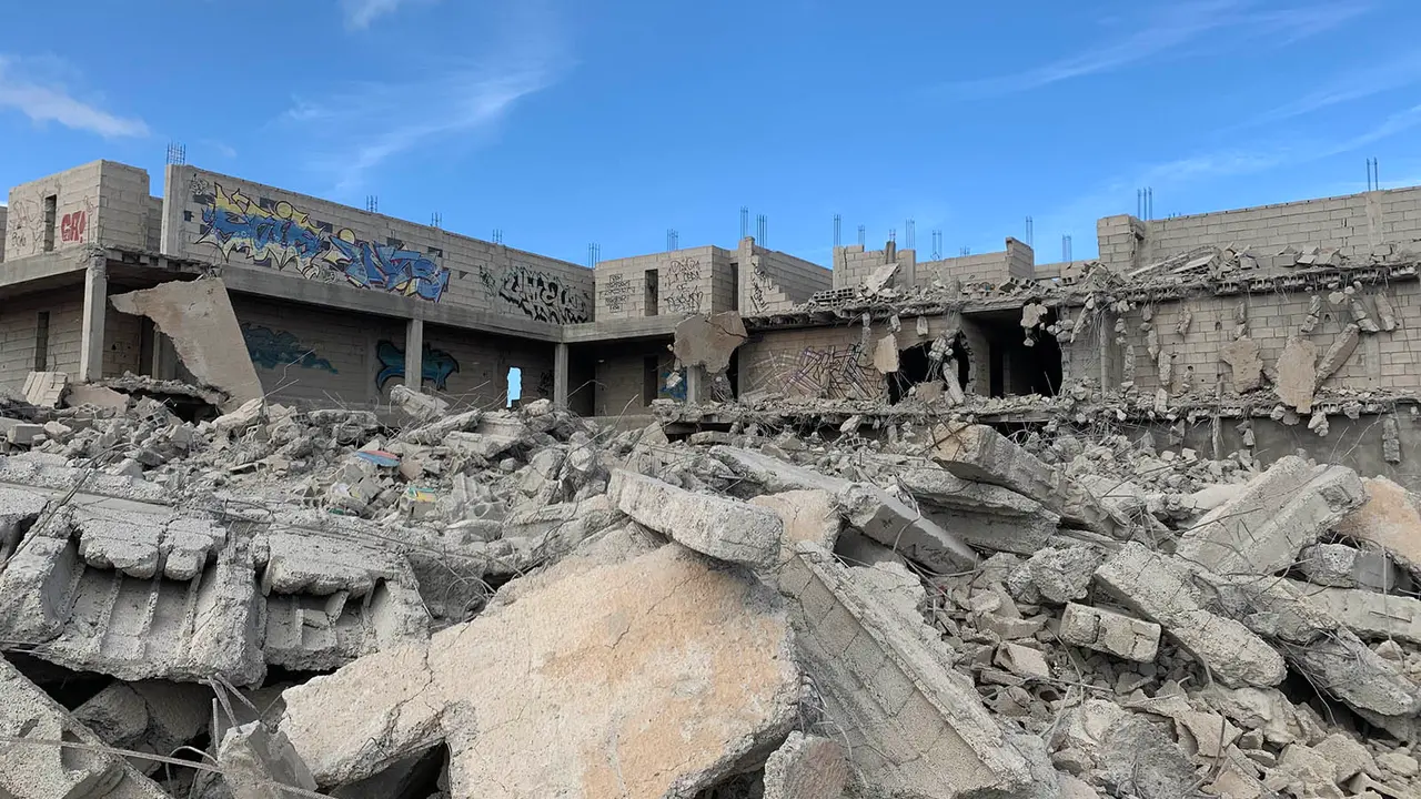 Derribo del primer esqueleto en Costa Teguise