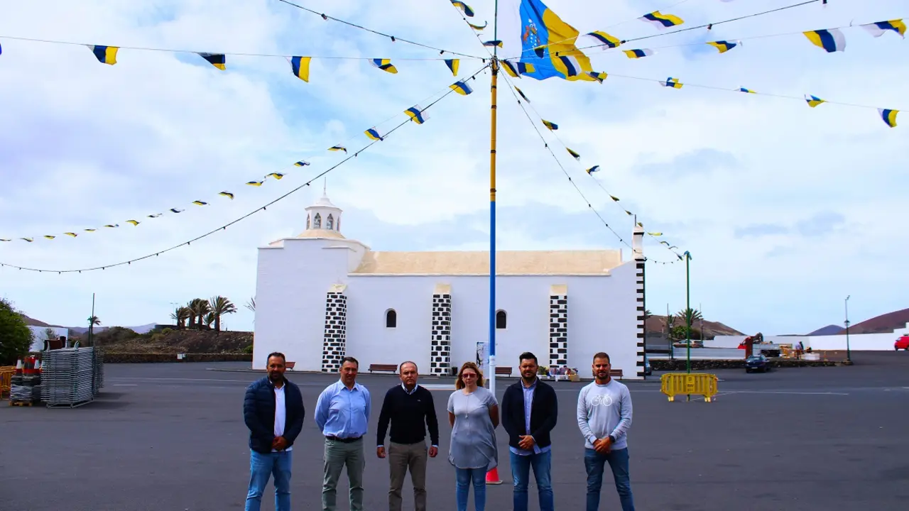 Tinajo iza la bandera canaria en Mancha Blanca