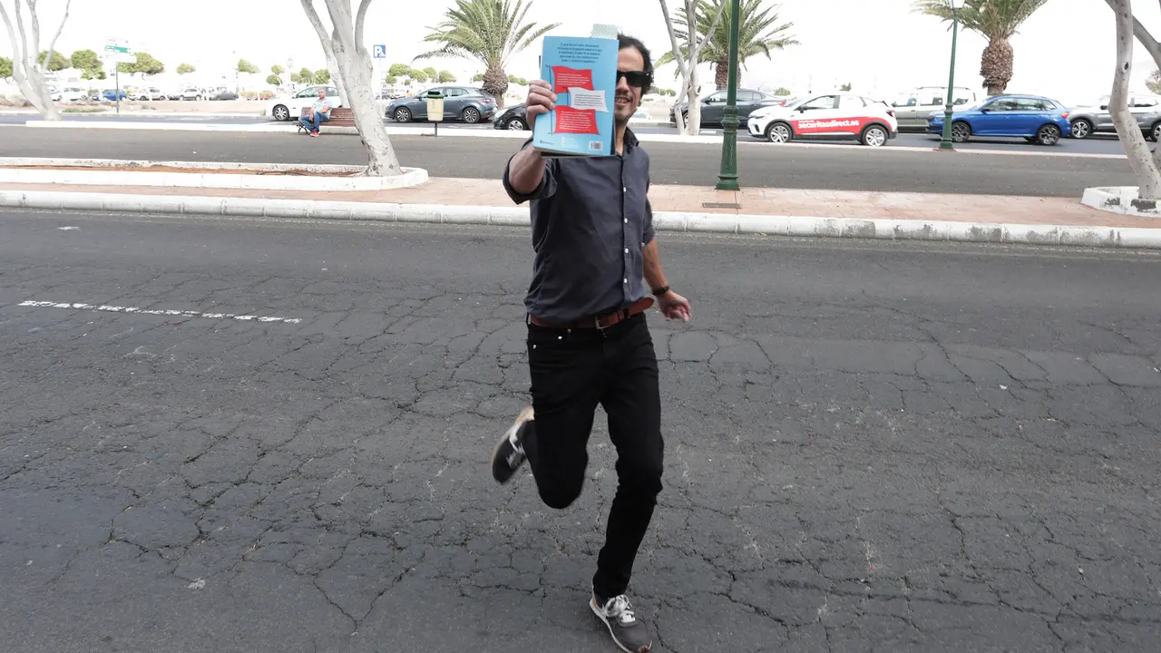 Oscar Pérez (CC) intentando ocultar su rostro a la llegada a los juzgados (FOTO: José Luis Carrasco)