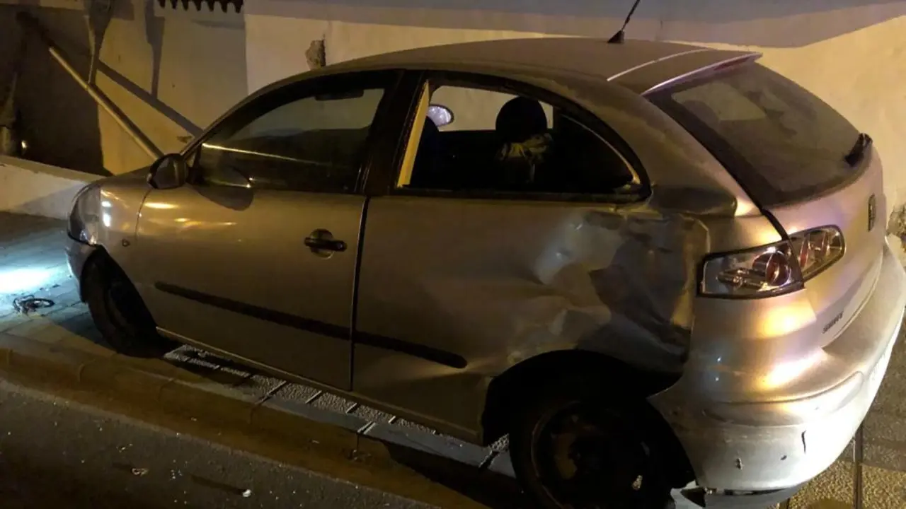 Veh&iacute;culo accidentado en la calle G&oacute;mez Ulla