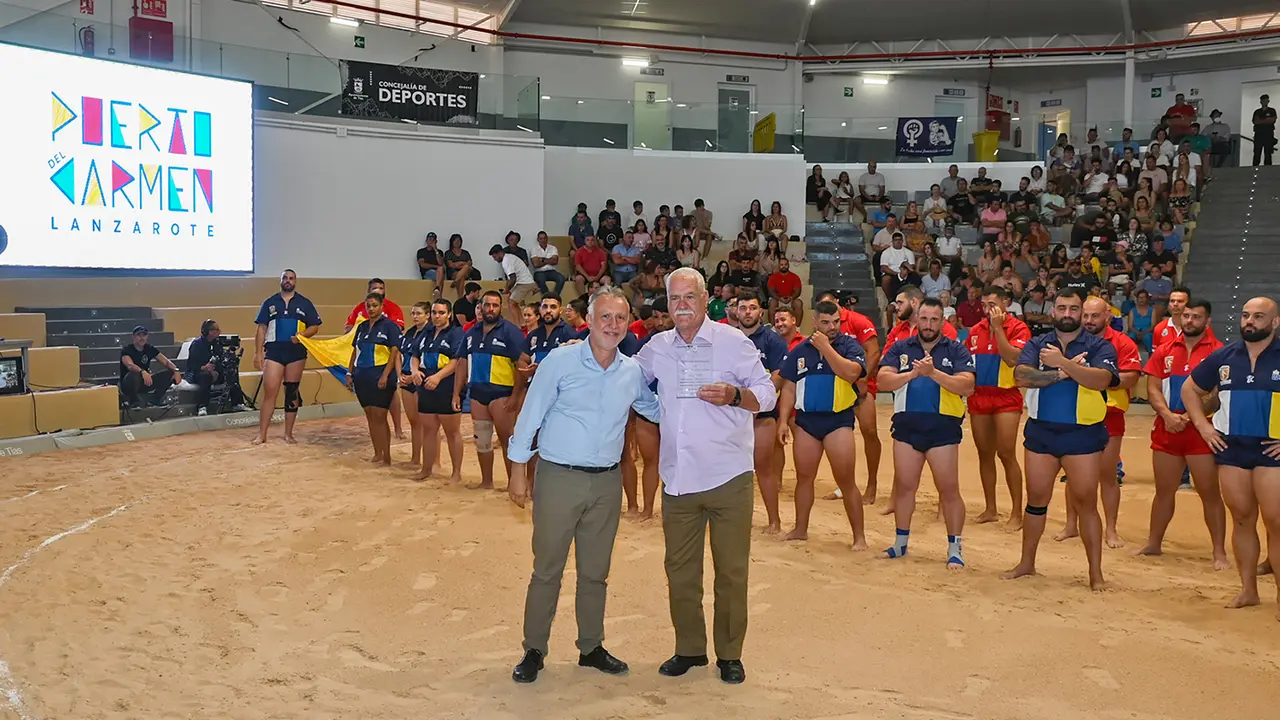 Ángel Víctor Torres asistió a la luchada del Día de Canarias