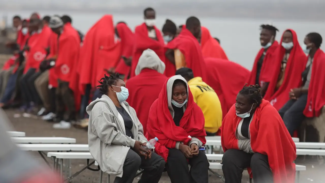 Patera rescatada y trasladada al puerto de Arrecife (FOTO: Archivo/Jos&eacute; Luis Carrasco)