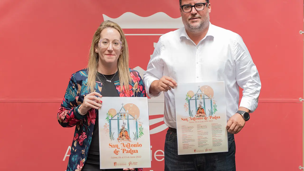 El alcalde y la concejal de Festejos con el programa de las fiestas