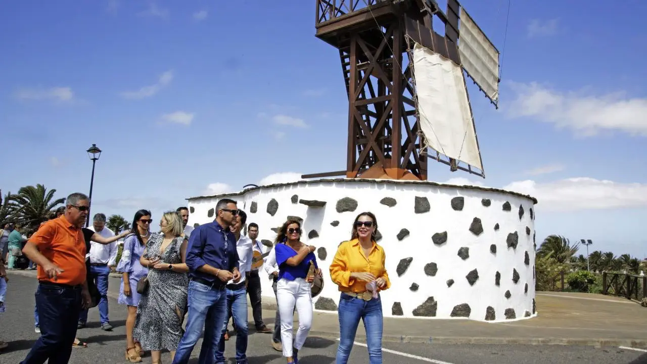 Visita Cabildo y Ayuntamiento al Molino de Viento de Teguise