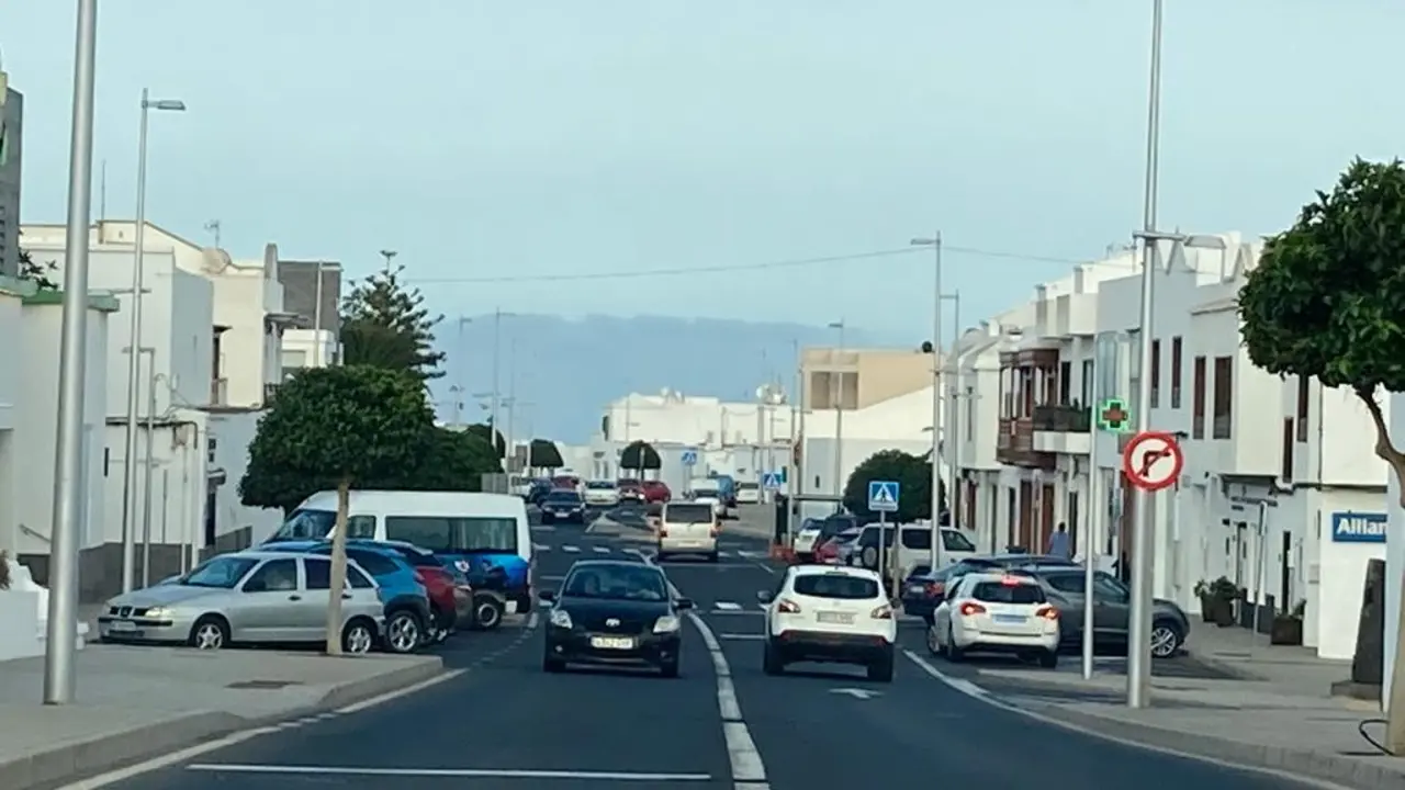 Una calle sin engalanar en T&iacute;as