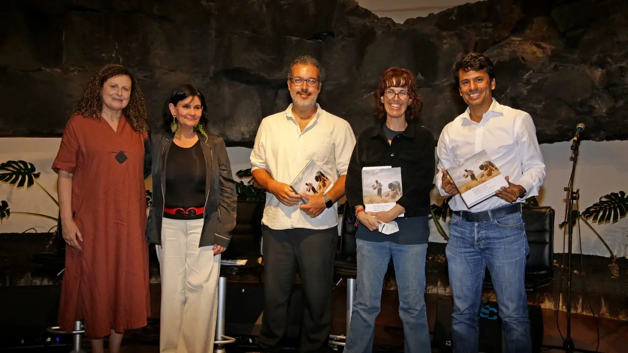 Foto de los autores y los editores del libro