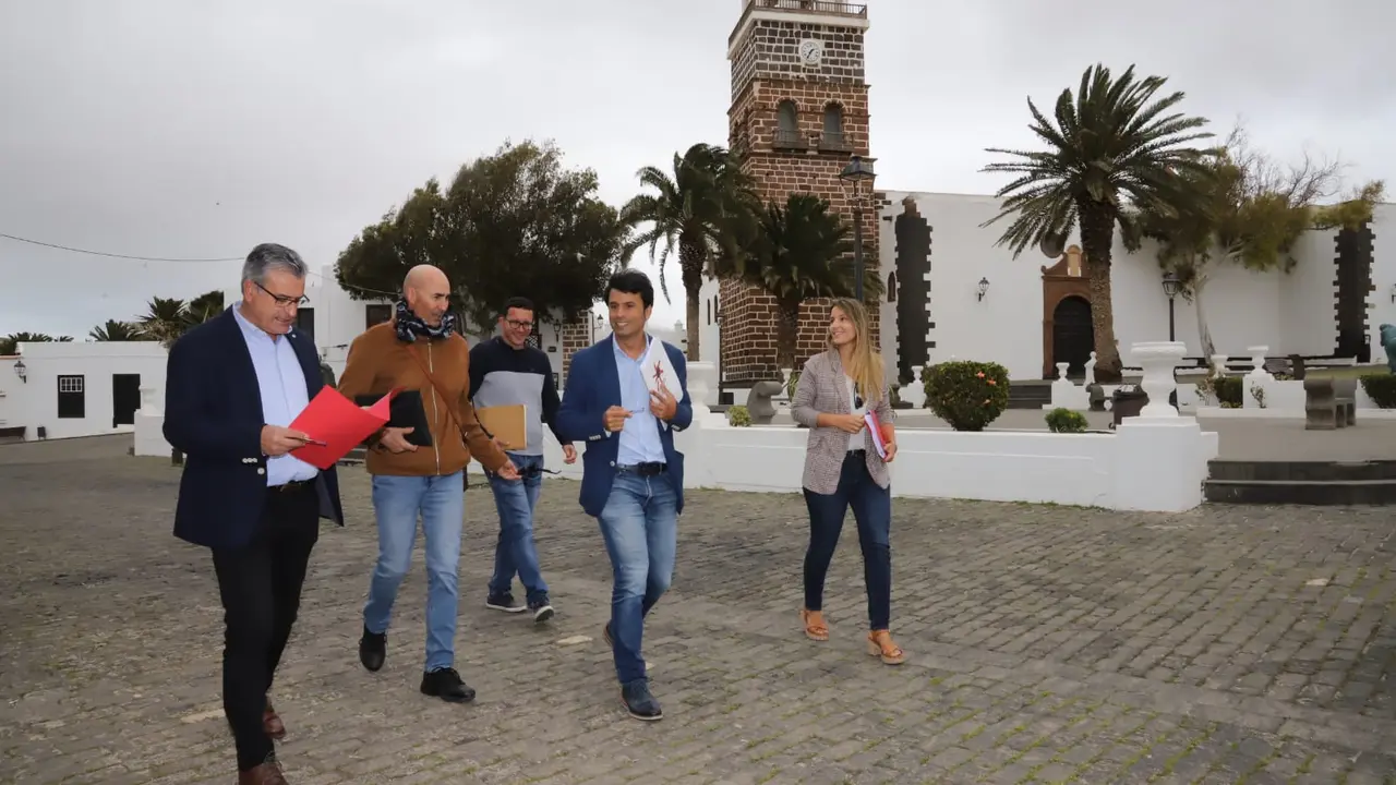 Marcos Bergaz junto con parte  del equipo del PSOE en Teguise