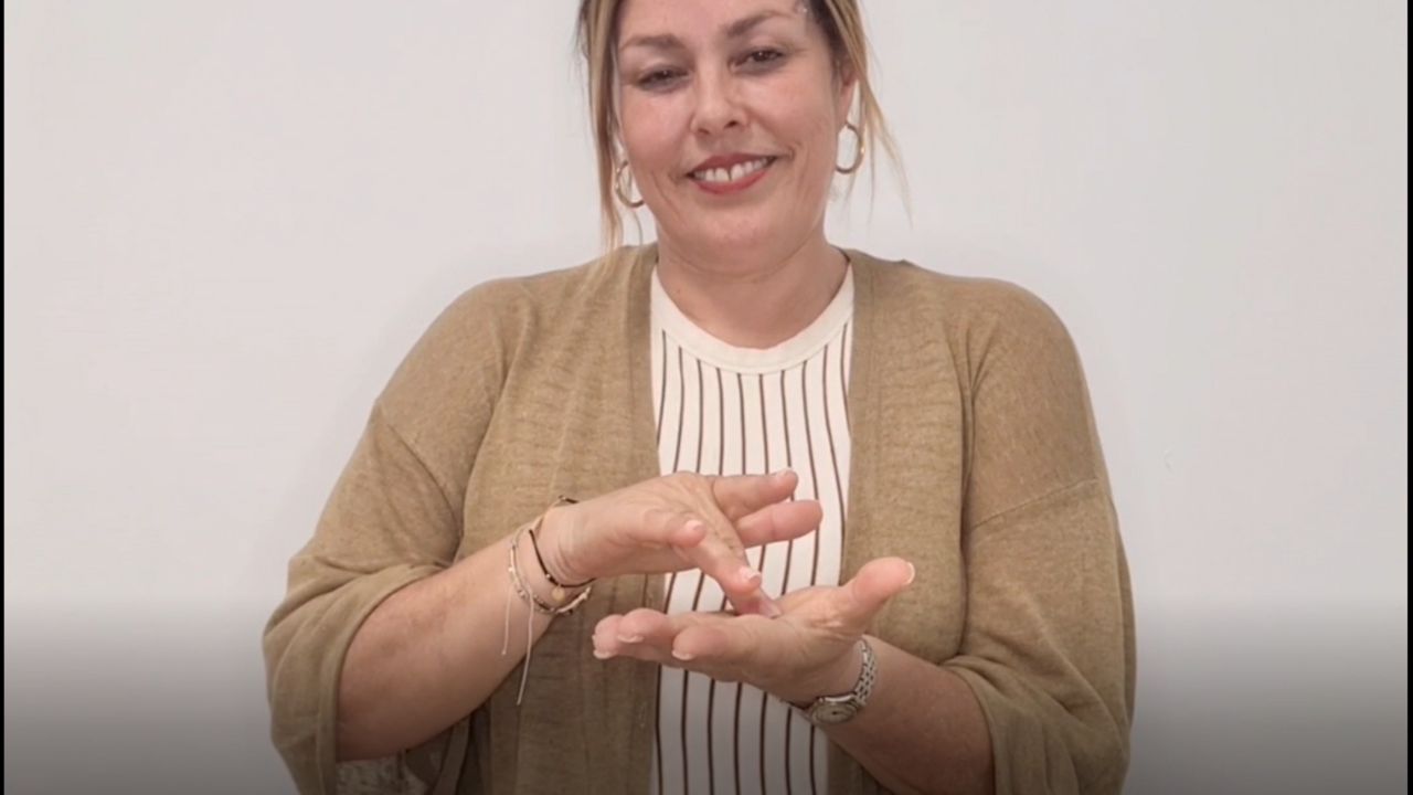 Astrid Pérez saluda a la población con discapacidad auditiva